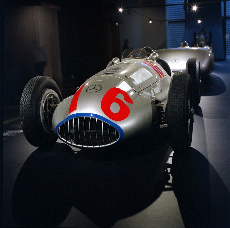 Mercedes-Benz_silver_arrow_w165